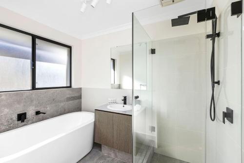 Un baño de The Poolside Getaway