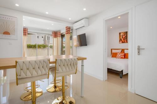 TV a/nebo společenská místnost v ubytování Ô Soleil - Apartment in Cap d'Agde