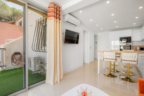 Ô Soleil Bright Apartment with Terrace and Private Parking