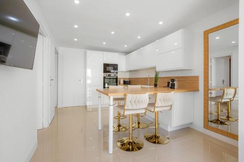 Ô Soleil Bright Apartment with Terrace and Private Parking