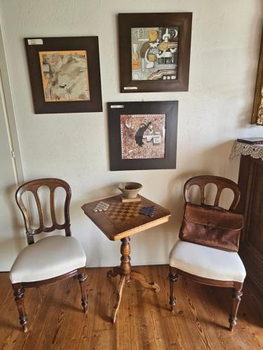 two chairs and a table in a room at B&B Il Posto delle Rose in Almenno San Salvatore