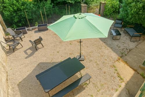 an overhead view of an umbrella and a table and chairs at Evasion T2 avec terrasse in Saint-Didier-sur-Chalaronne