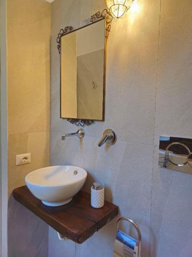 Ένα μπάνιο στο Mosaic House Artistic Retreat near Naples & Pompei