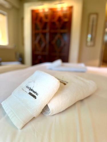a white towel sitting on top of a bed at Torre de las Águilas, Bellver, Puigcerdá in Bellver de Cerdanya 