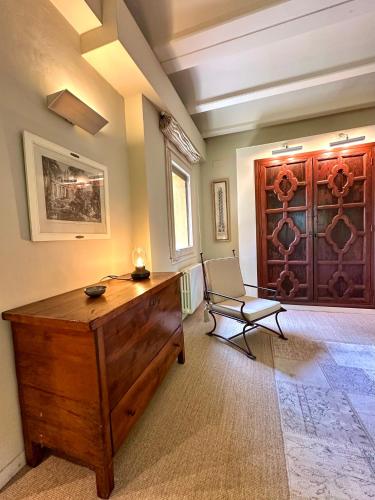 a room with a wooden table and a bench and a door at Torre de las Águilas, Bellver, Puigcerdá in Bellver de Cerdanya 