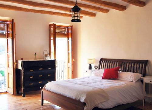 En eller flere senge i et værelse på Casa rural Cal Farriol