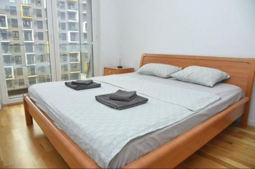 una camera da letto con un letto con due asciugamani sopra di 22 House a Skopje