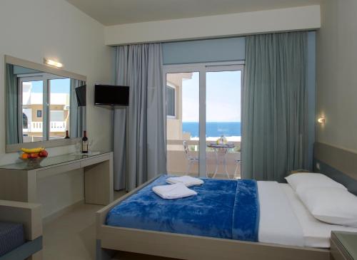 Villa Alexander في كالاثاس: غرفة نوم مع سرير وإطلالة على المحيط