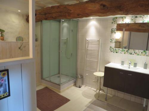 Ένα μπάνιο στο Chambres d'hôtes Chez Yves et LiLi