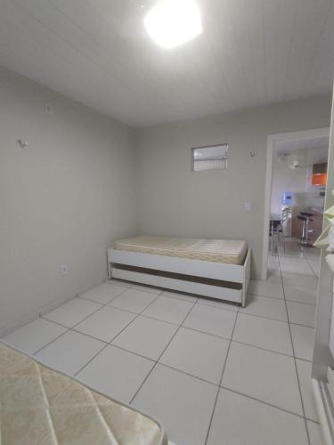 una stanza con un letto nell'angolo di una stanza di Flat 262 Shopping Mall Amarração a Luis Correia