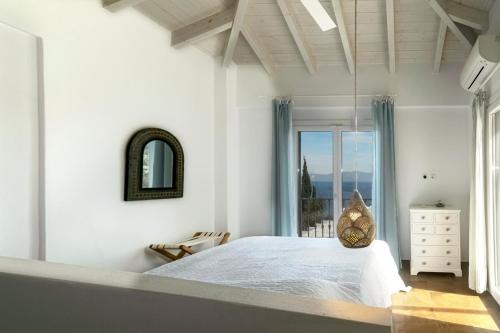 Postel nebo postele na pokoji v ubytování Apeiron Villas by PaxosRetreats