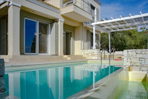 Bazén v ubytování Apeiron Villas by PaxosRetreats nebo v jeho okolí