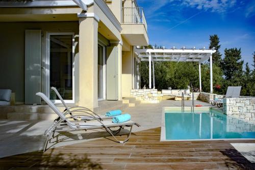 Bazén v ubytování Apeiron Villas by PaxosRetreats nebo v jeho okolí