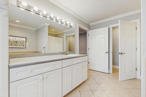 Un baño con un lavabo grande y un espejo. en Salt Pond - 708 Fox Tail, en Bethany Beach