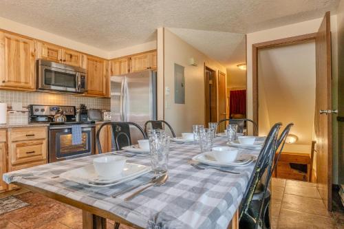 Η κουζίνα ή μικρή κουζίνα στο The Trailhead Townhouse