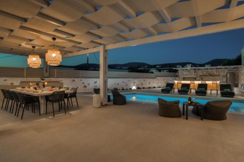 Πισίνα στο ή κοντά στο Mikon Luxury Villa