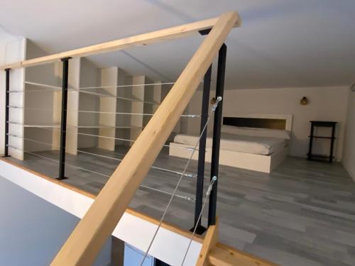 ein Loft mit einem Bett in einem Zimmer in der Unterkunft appartement entre mer et montagne in Ascain