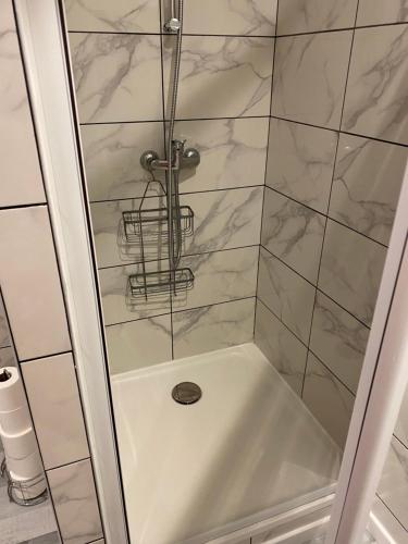 eine Dusche in einem Badezimmer mit Marmorfliesen in der Unterkunft appartement entre mer et montagne in Ascain