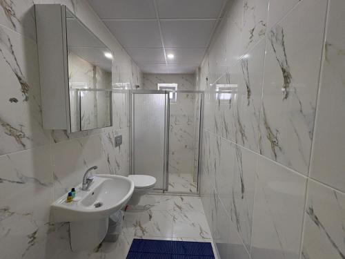 Ένα μπάνιο στο YILDIZ APART