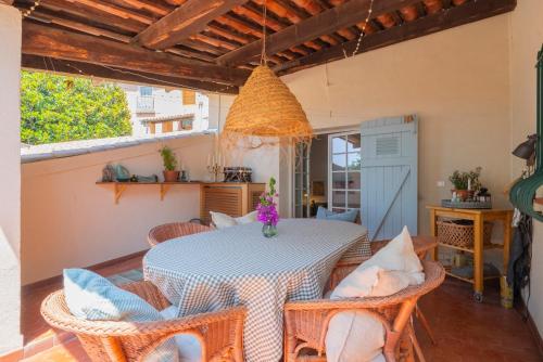 une salle à manger avec une table et des chaises dans l'établissement Lilie House, à Bormes-les-Mimosas