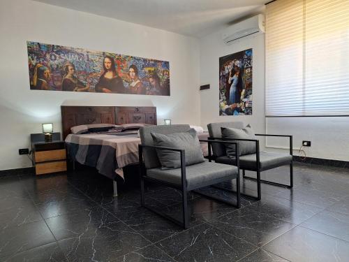 a bedroom with a table and two chairs and a painting at Da Bonny in Siniscola