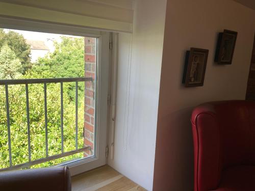 a room with a sliding glass door with a balcony at L'atelier du faubourg in Châlons-en-Champagne