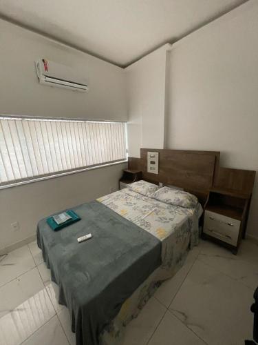 ein Schlafzimmer mit einem Bett und einem Fenster in der Unterkunft Studio Centro do Rio in Rio de Janeiro