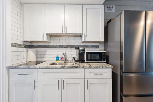 Dapur atau dapur kecil di 301 Ocean Ave, Unit 311 - The Harbor Light