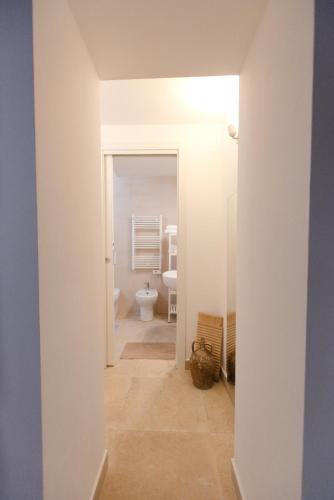 a hallway leading to a bathroom with a toilet at Casa Gisella in Trani