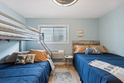 Ένα ή περισσότερα κρεβάτια σε δωμάτιο στο 301 Ocean Ave, Unit 303 - The Harbor Light