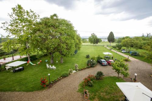 an aerial view of a park with tables and cars at Fattoria il Casone in Monteriggioni