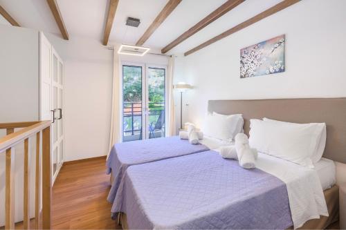 Postel nebo postele na pokoji v ubytování Holiday Homes BlueGreen - Beachfront, Pool, Garden and BBQ - near Heraklion