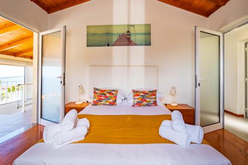 2 Betten in einem Zimmer mit 2 Stühlen in der Unterkunft Casa do Manuel Maria in Estreito da Calheta