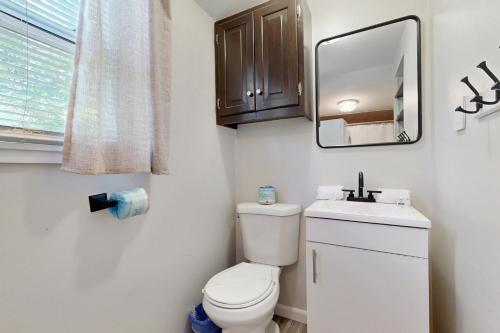 リホボスビーチにあるTown of Rehoboth Beach 46 Delaware Ave Unit Aの白いトイレと鏡のあるバスルーム