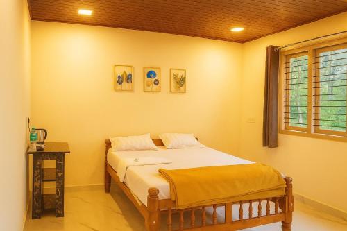a bedroom with a bed in a room at Hippla Homestay in Aldūr