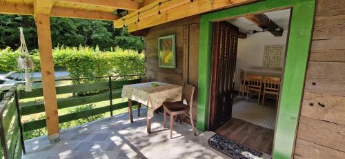 Taman di luar Creekside Getaway Žumberak