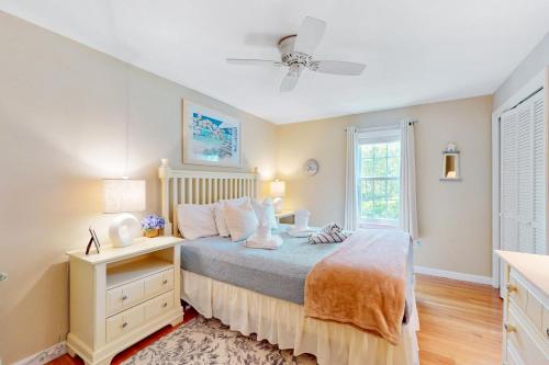 un dormitorio con una cama y una ventana en Sail Away, en Harwich