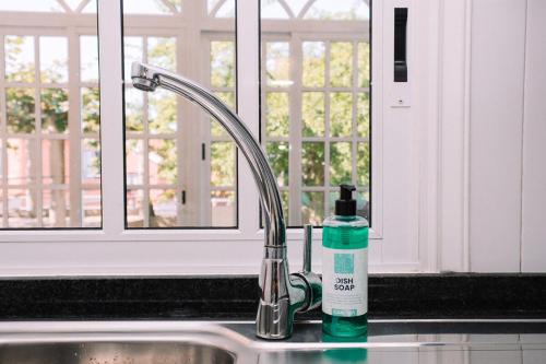 eine Flasche Seife auf einer Spüle in der Unterkunft Bella y cálida cerca de Vigo by CABANA Rentals in Vigo