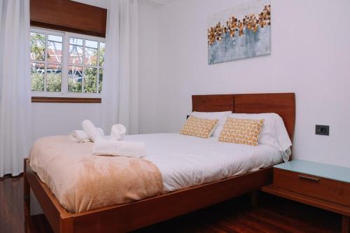 ein Schlafzimmer mit einem Bett mit zwei Handtüchern darauf in der Unterkunft Bella y cálida cerca de Vigo by CABANA Rentals in Vigo