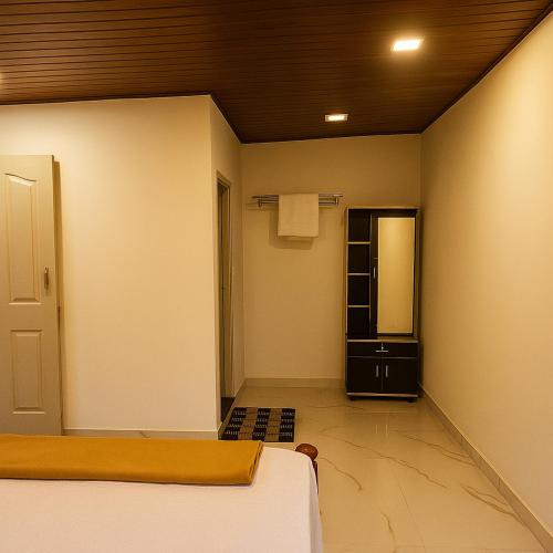 an empty room with a bed and a bathroom at Hippla Homestay in Aldūr