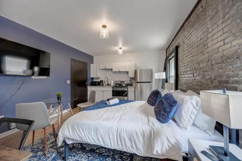 Η κουζίνα ή μικρή κουζίνα στο Amazing Studio McKinley Beach - Brady St Lowr East