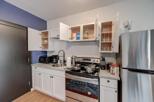 Η κουζίνα ή μικρή κουζίνα στο Amazing Studio McKinley Beach - Brady St Lowr East