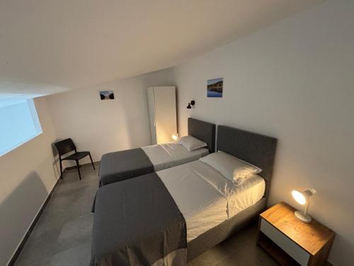 une chambre avec un lit, une table et une chaise dans l'établissement Mini Villa 4-6 pers. Les hameaux de Saint Cyprien, à Lecci