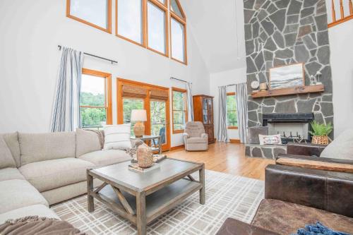 Nhà bếp/bếp nhỏ tại Family Friendly Lakefront with Private Dock Fire Pit Near Marinas