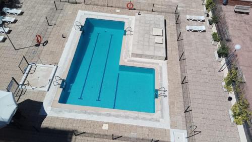 マドリードにあるApartmento con parking Madrid barajas ifema metropolitanoの大型スイミングプールの景色