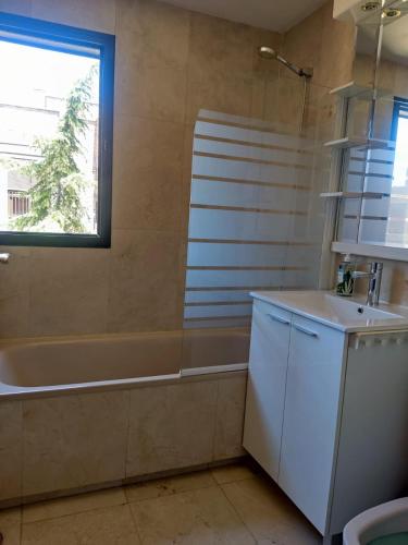 Apartmento con parking y piscina Madrid barajas ifema metropolitano