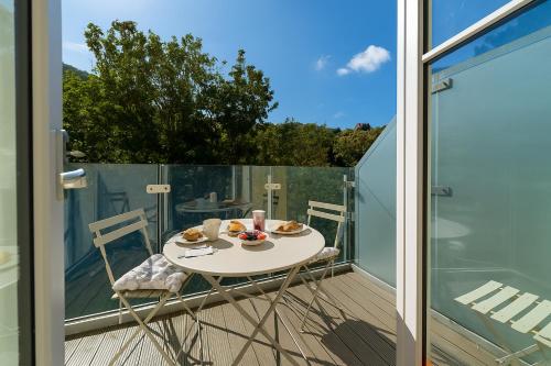 Μπαλκόνι ή βεράντα στο Clifftop Watch, River View and Balcony, 1 BR, Parking, Beach 10 min walk