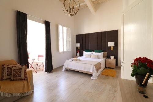 Giường trong phòng chung tại Seaside Independent Townhouse with Lift & Free Parking