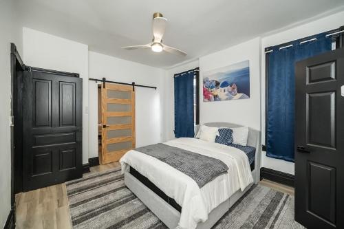 Ένα ή περισσότερα κρεβάτια σε δωμάτιο στο South City Apt - Wi-Fi and Parking