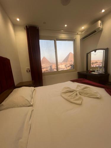 Una cama o camas en una habitación de Middle East Stay & Tours